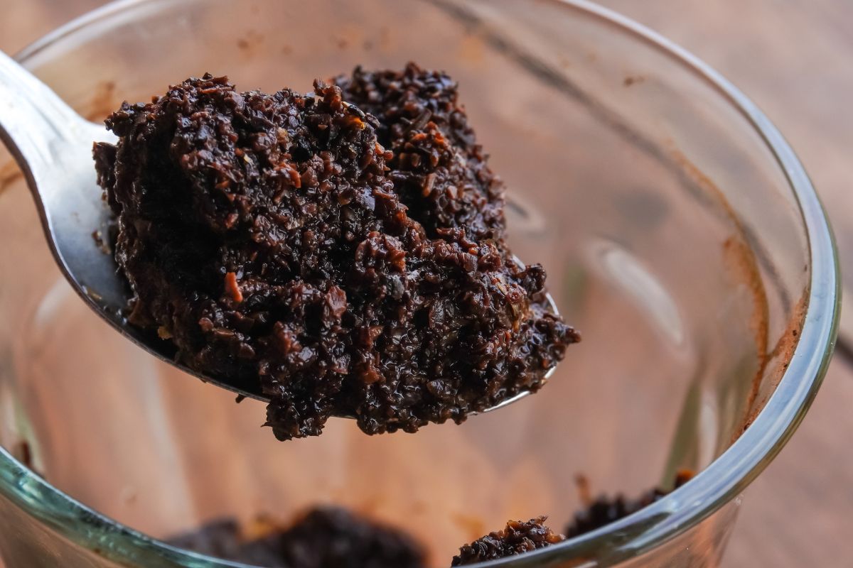 Wielu nie ma pojęcia i wyrzuca. To ogromny błąd, bo zimą fusy po kawie są bardzo przydatne