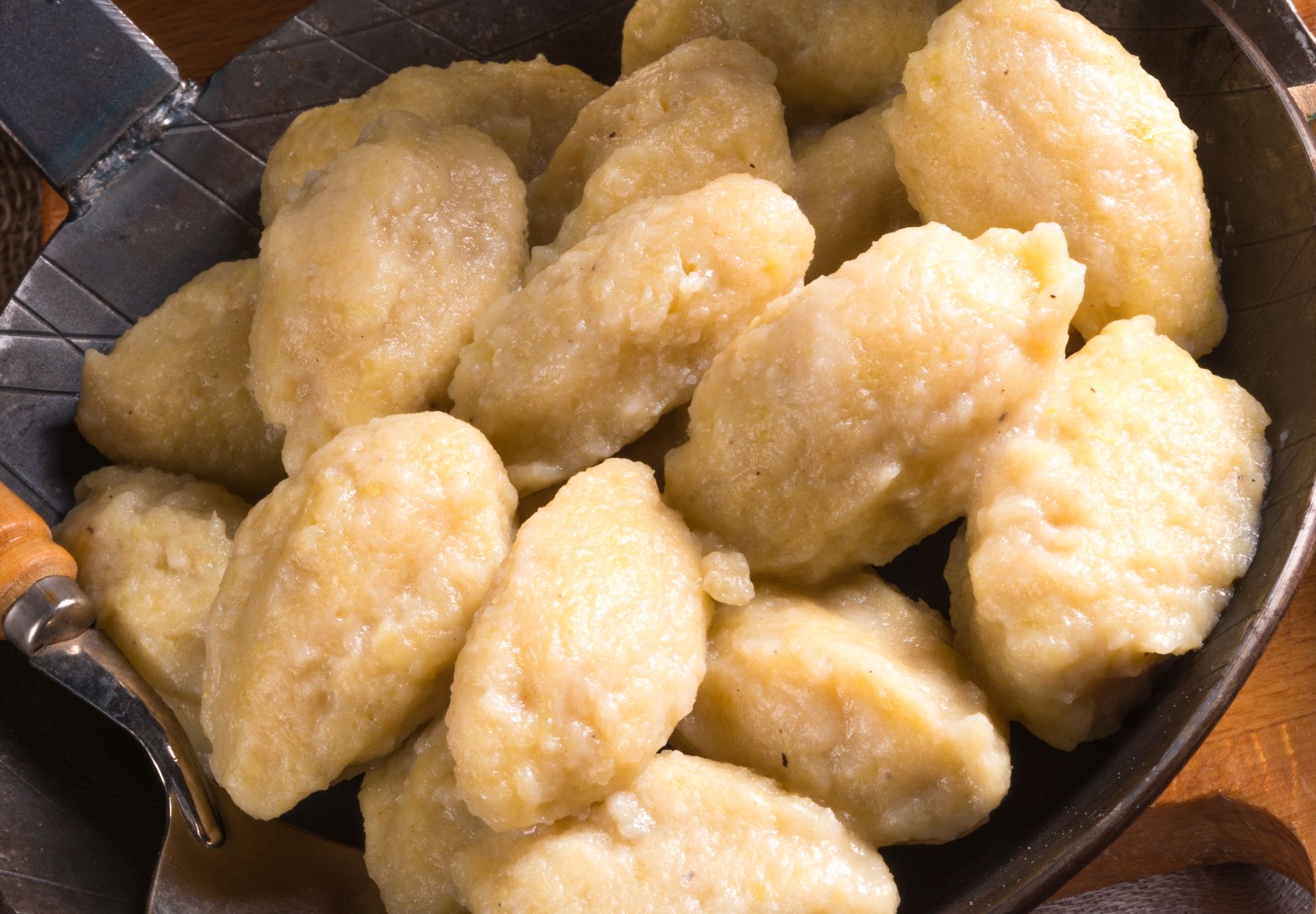 Dodaję do ciasta zamiast mleka. Kluski kładzione wychodzą sprężyste i mięciutkie