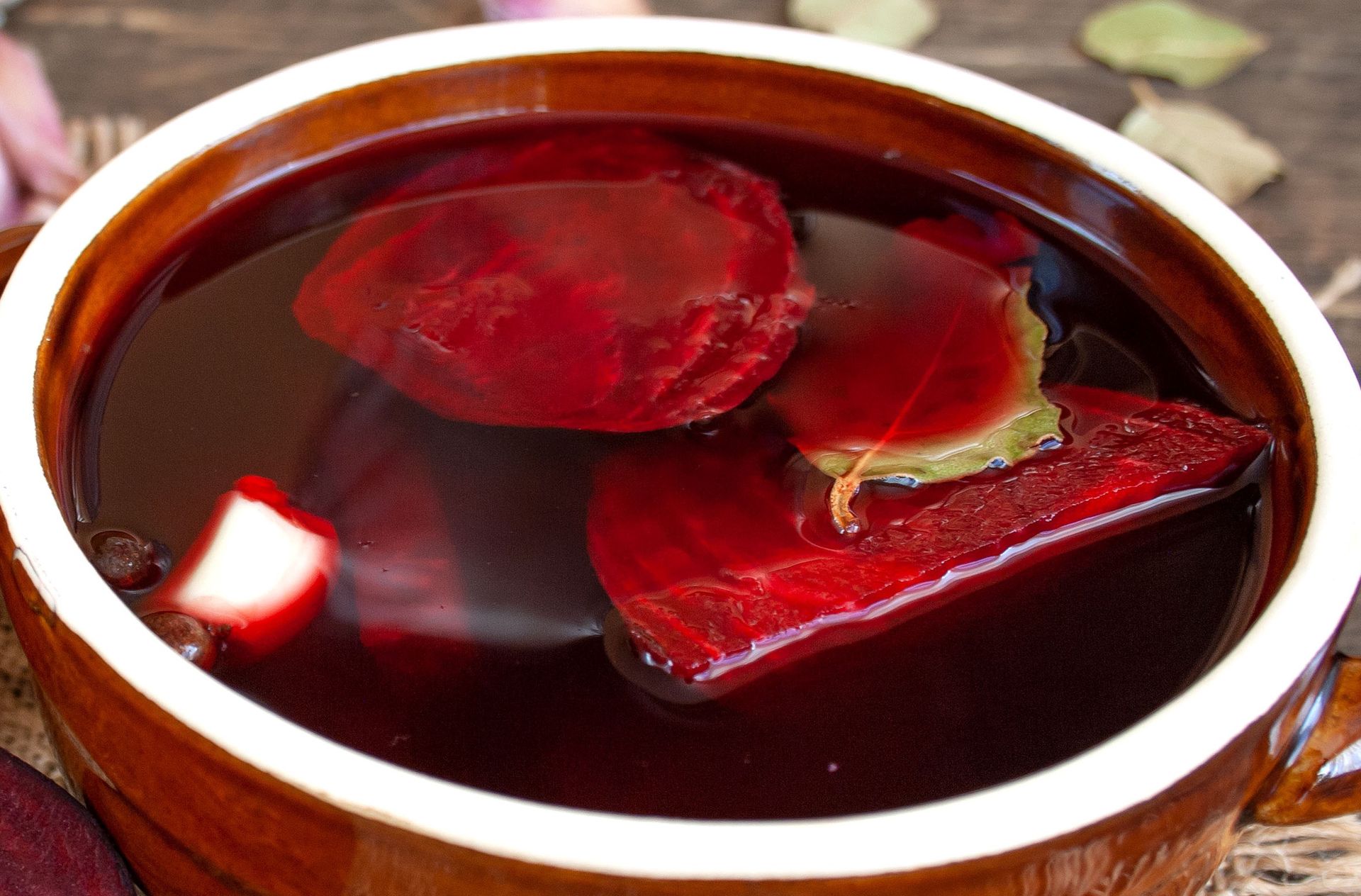 Nie wylewaj zakwasu z buraków. jeżeli zrobił się gęsty, można go jeszcze uratować