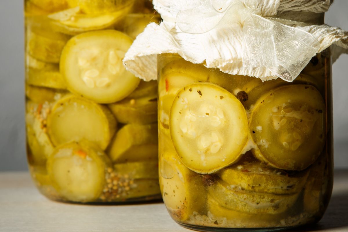 Na zimę robię zapas cukinii po francusku. choćby teściowa rezerwuje kilka słoiczków