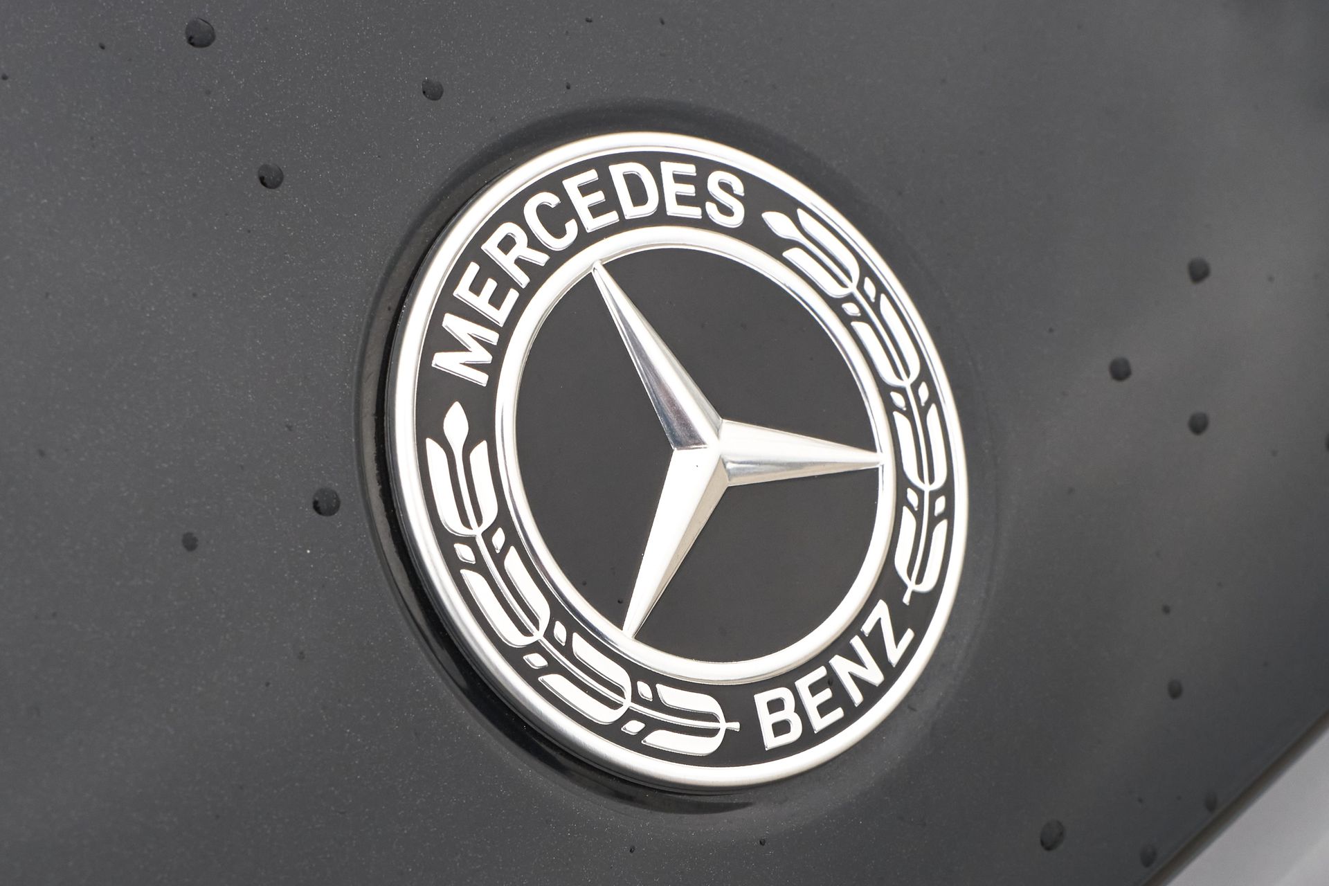 Sprzedali mu w salonie awaryjnego Mercedesa. Walczy o odszkodowanie
