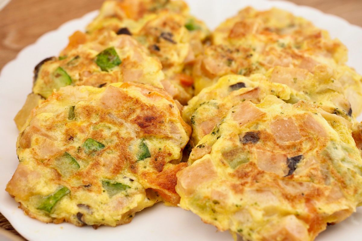 Siekam kurczaka i smażę. Kotleciki tak delikatne, iż choćby teściowa zachwala