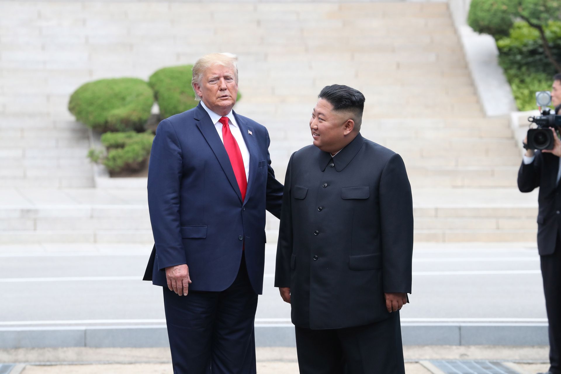Działo się w nocy. Trump wybiera Kima, koniec obławy po postrzeleniu