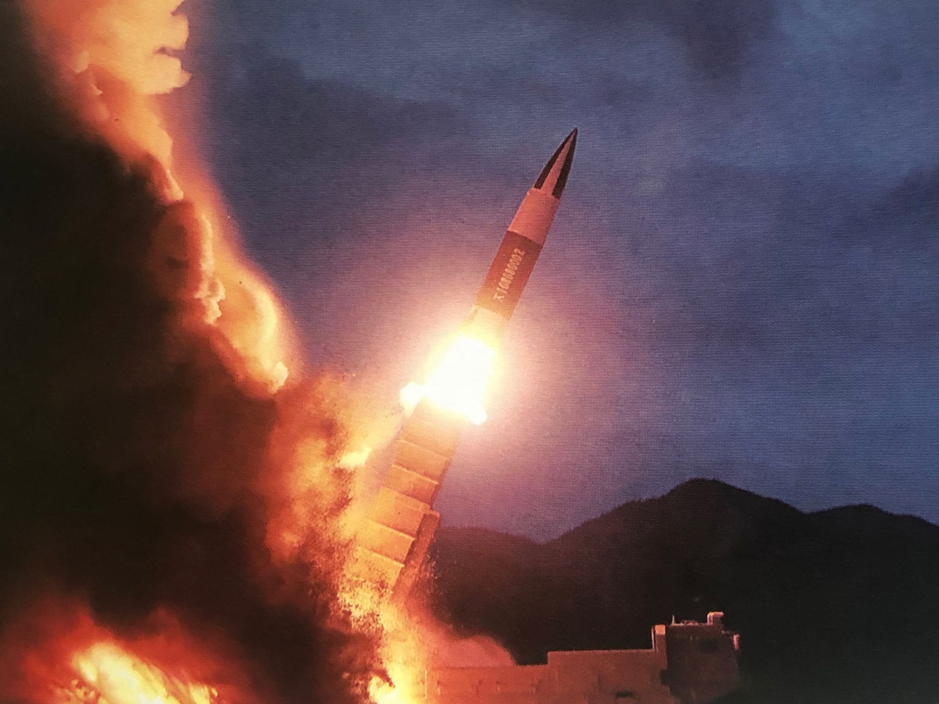 Korea Północna wystrzeliła pociski w stronę Japonii. Przeleciały 900 km