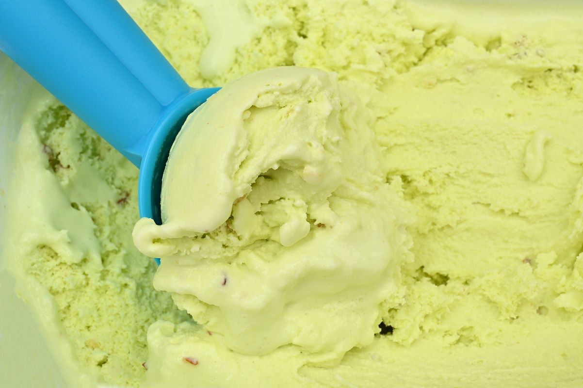 Zamiast przepłacać w lodziarni, lody pistacjowe robię sam. Są pyszne, kremowe i bardzo odżywcze