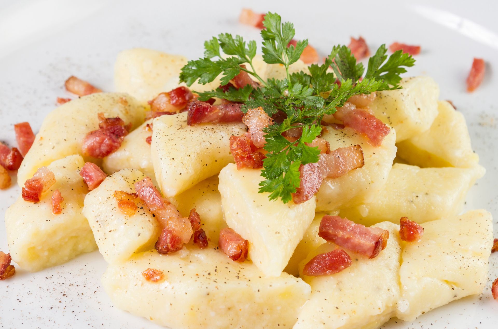 Biorę serek wiejski i ziemniaki. Chwilę później mam całą miskę pysznych kopytek