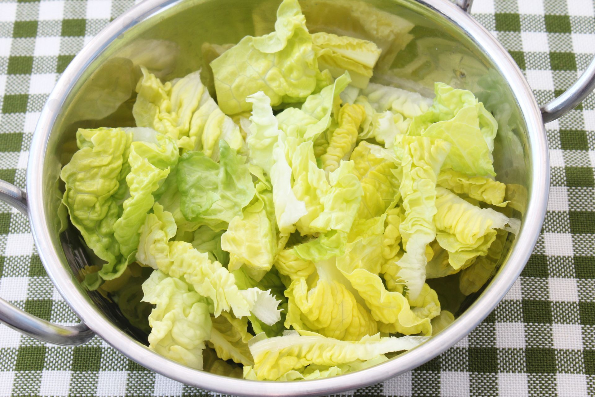 Płuczesz sałatę na sitku? To błąd, który nieświadomie popełnia wiele osób