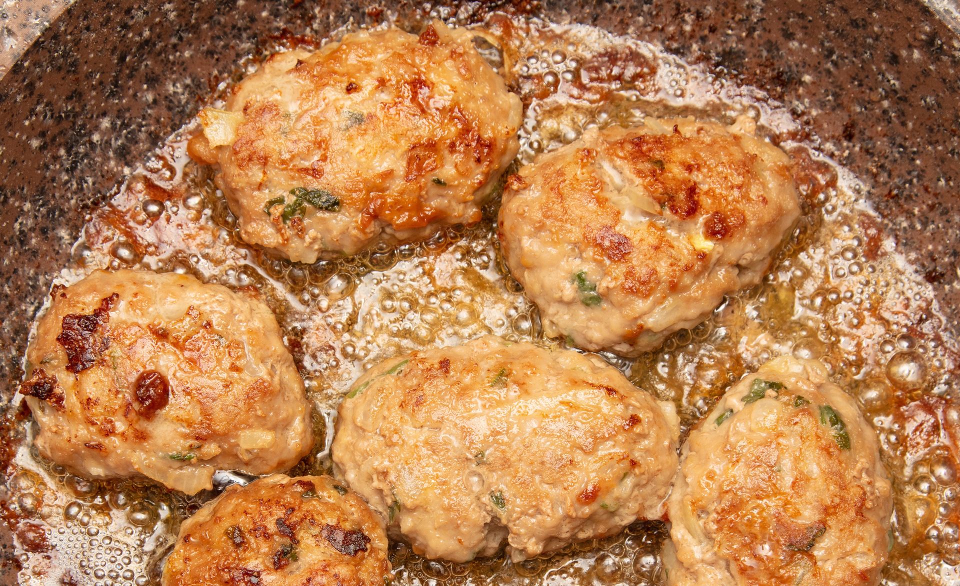 Babcia Zosia robi mięciutkie i soczyste mielone. Zamiast cebuli dodaje do mięsa inny składnik