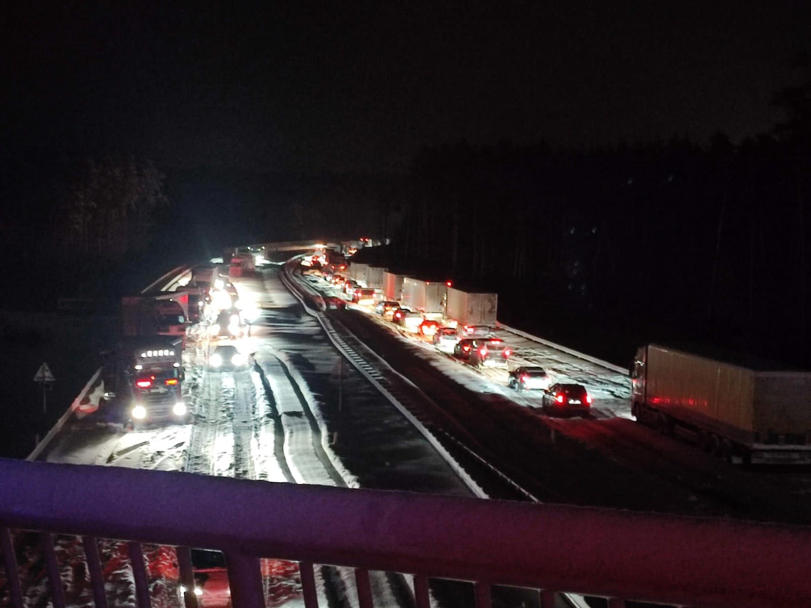 Atak zimy sparaliżował Polskę. Auta w rowach, zator na trasie S7