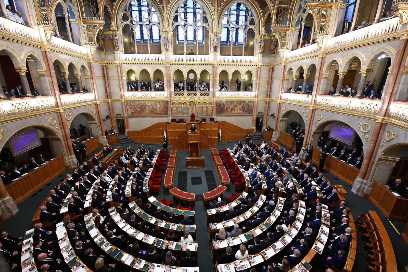 Węgry mają nowy parlament. Posłowie złożyli przysięgi