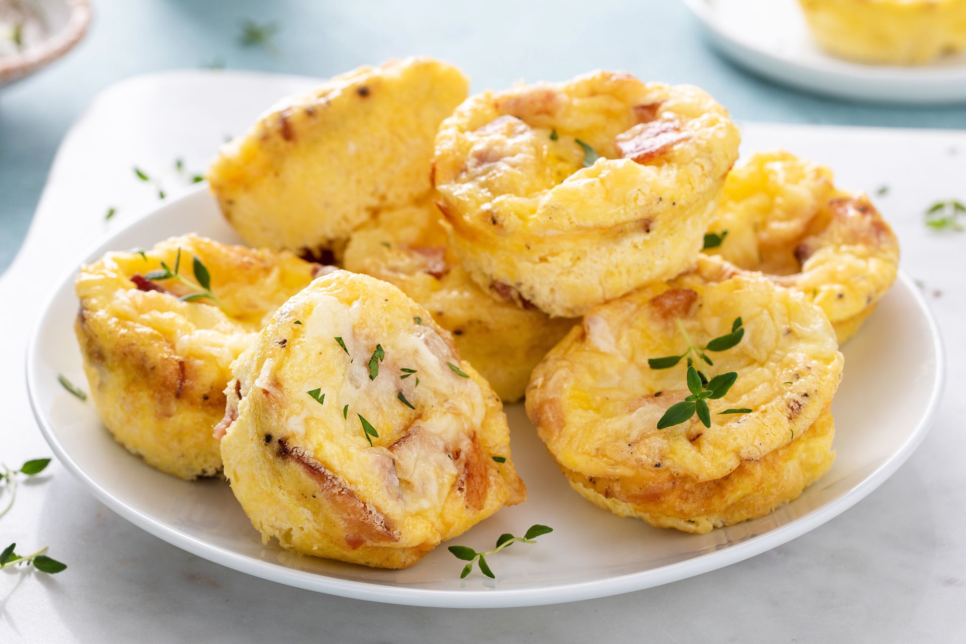 Robię zamiast jajecznicy i kanapek. Śniadaniowe babeczki zajadają choćby niejadki