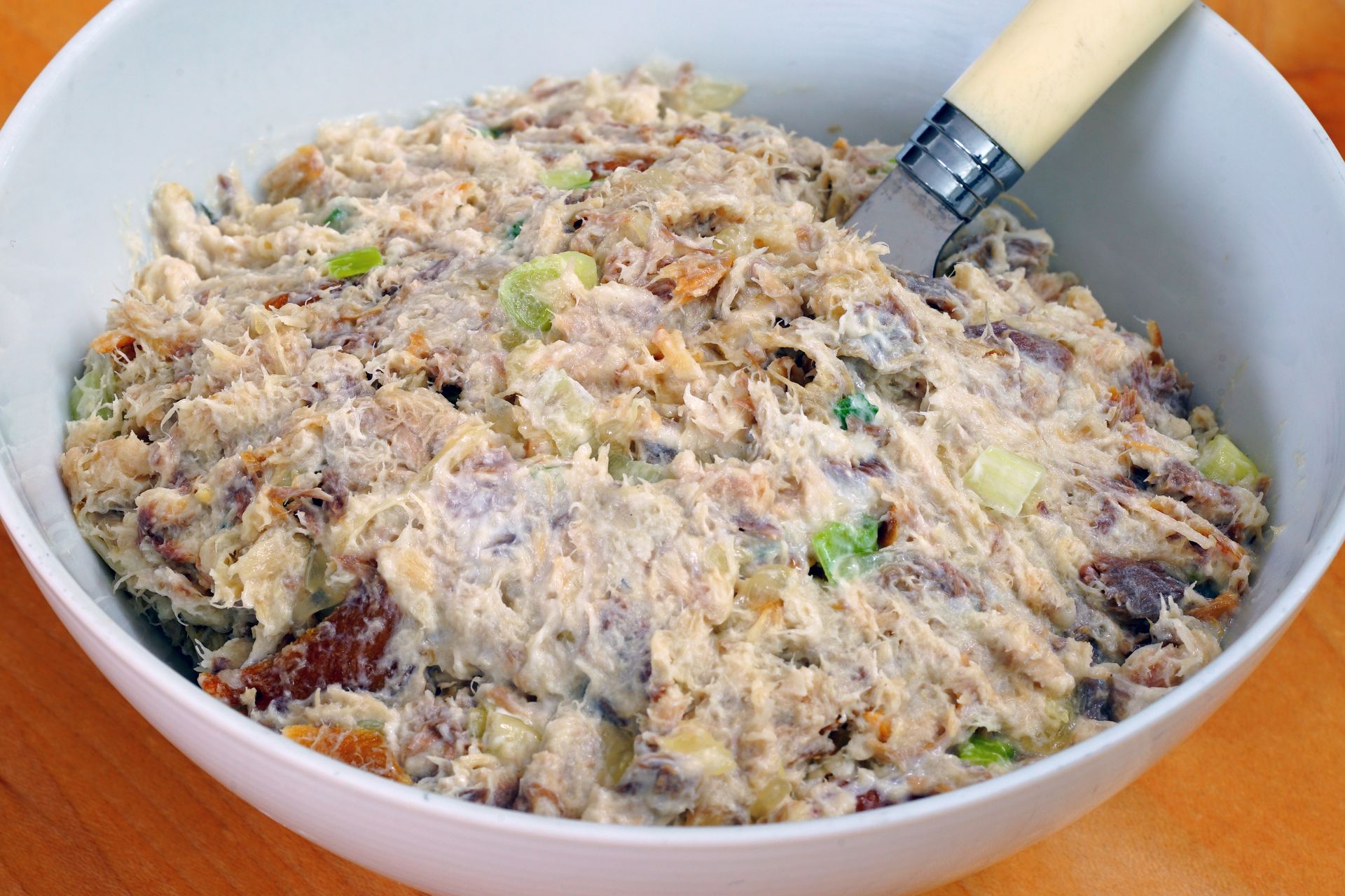 Klasyk PRL podkręcam kilkoma dodatkami. Pasta kanapkowa wychodzi tak pyszna, iż nikt nie pyta o wędlinę