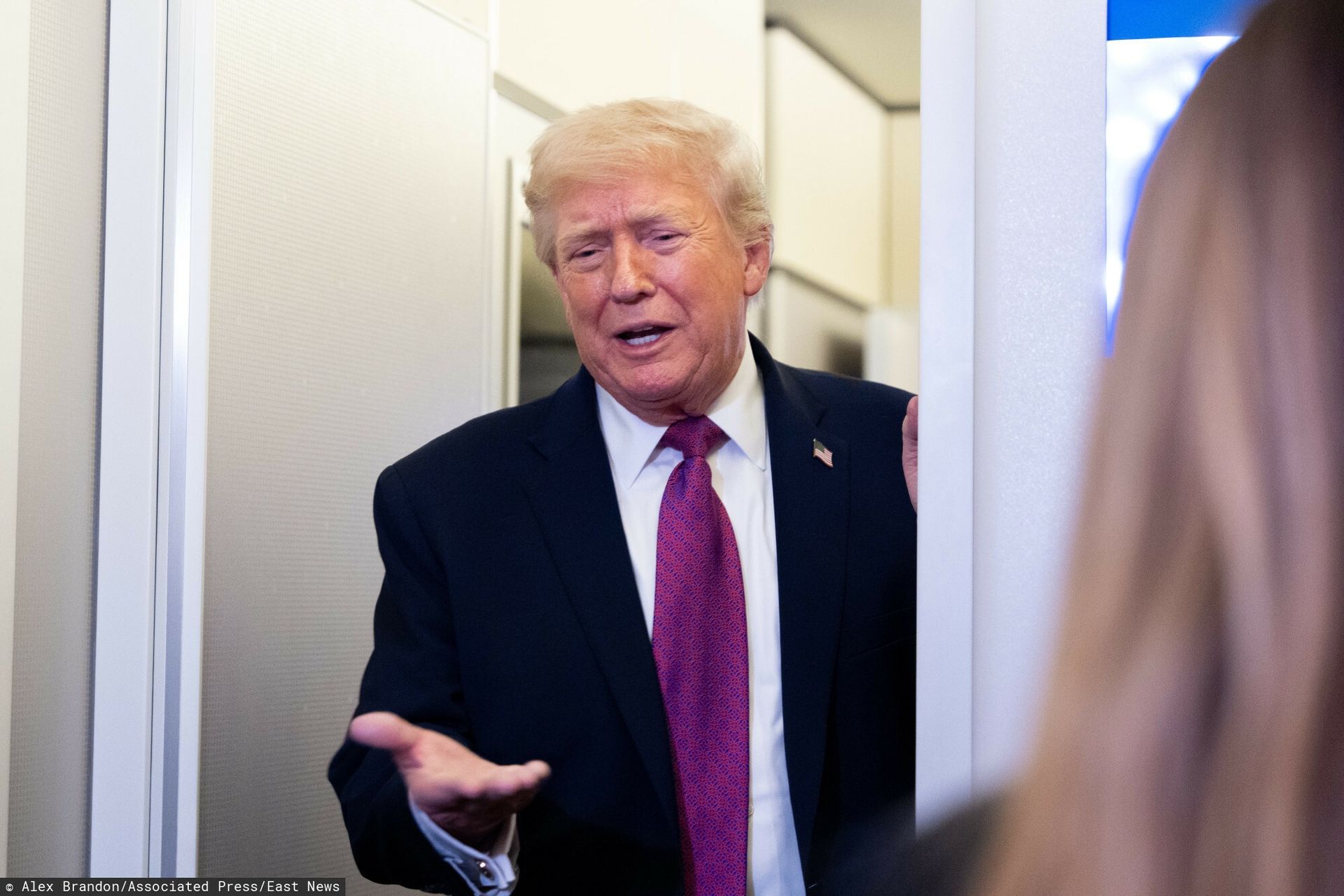 Pomaga Trumpowi we wspieraniu prawicy w Europie. Ma 27 lat