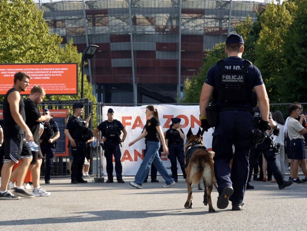 Deportacje po koncercie na Narodowym. Eksperci o reakcji rządu