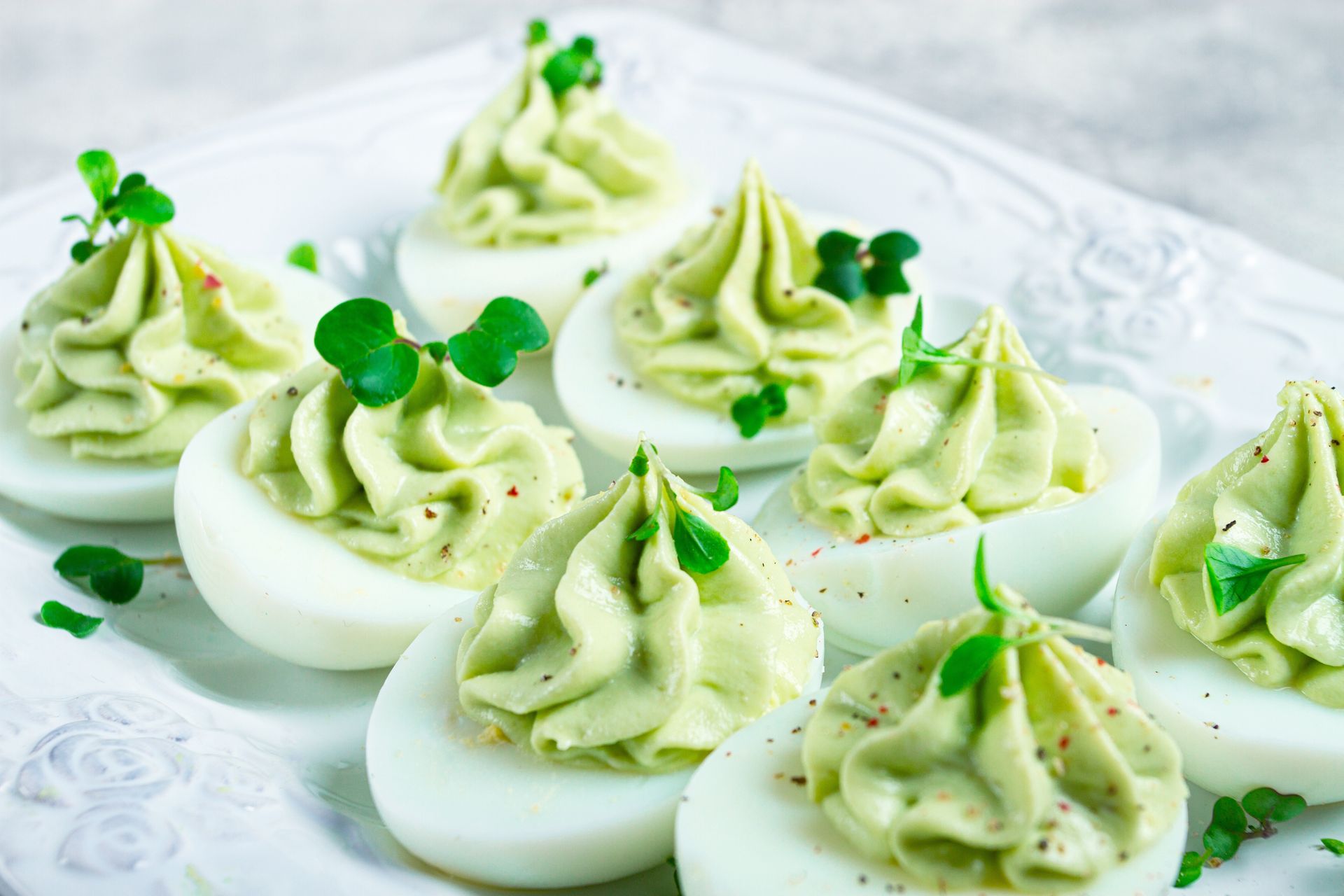 Jajko gotuję na twardo i dodaję zielony składnik. Wychodzi majonez idealny