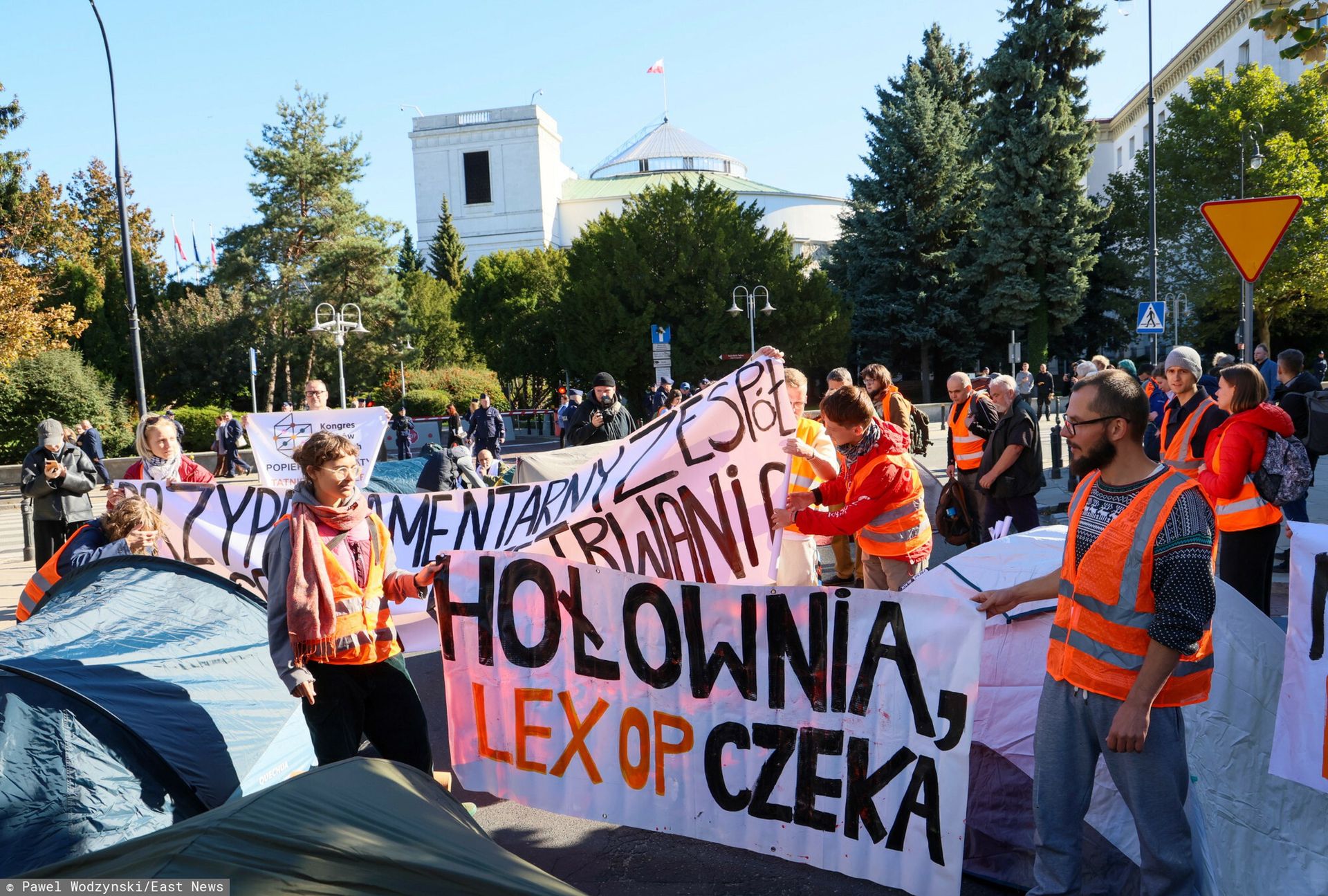 Ostatnie Pokolenie okupuje Sejm. Rozbili namioty