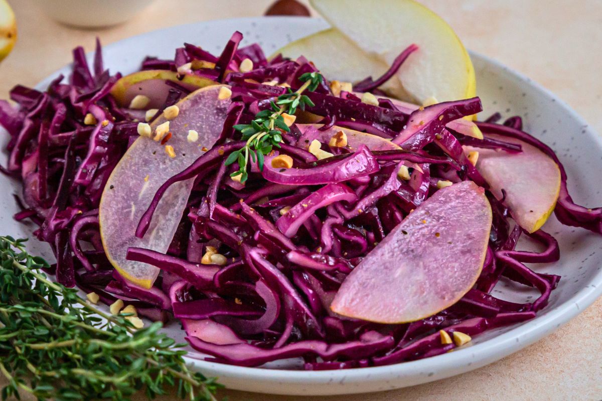 Coleslaw w jesiennym wydaniu. Surówka do obiadu schodzi w każdej ilości