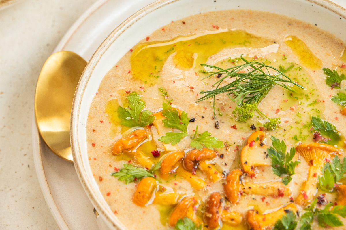 Połączyłem popularne grzyby z ulubioną rybą. Garnek tej zupy to zdecydowanie za mało