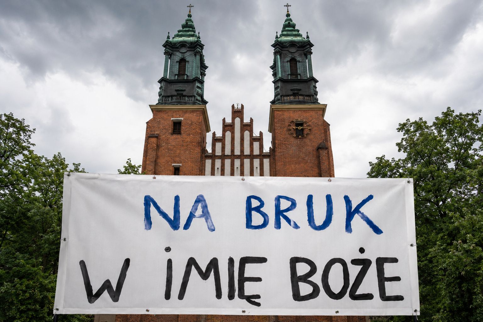 Kuria pozwała troje dzieci. "Chcą nas niszczyć w imię pieniądza"