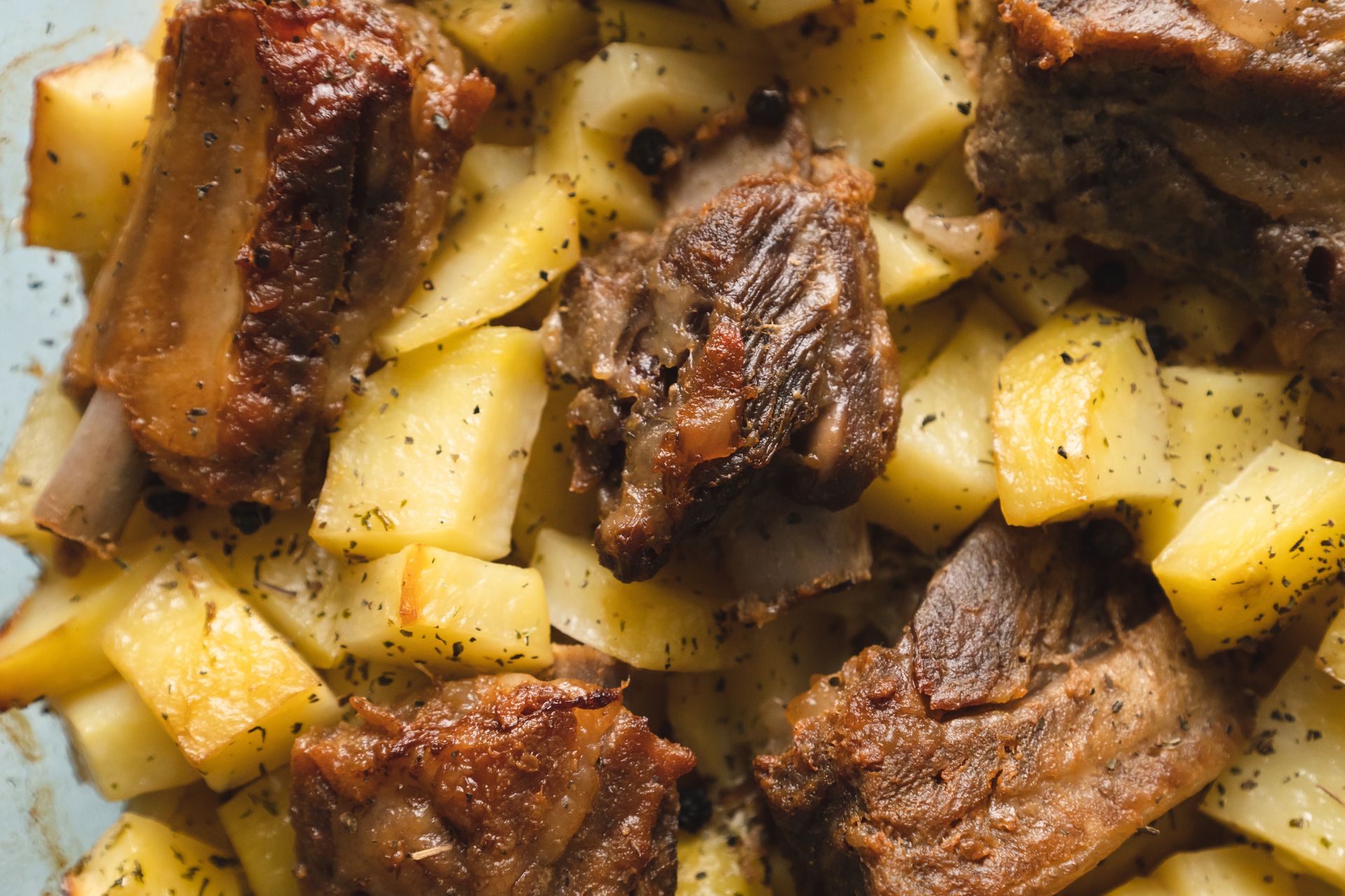 W sobotę na obiad często robię takie żeberka. Mięso jest soczyste, delikatne i rozpływa się w ustach