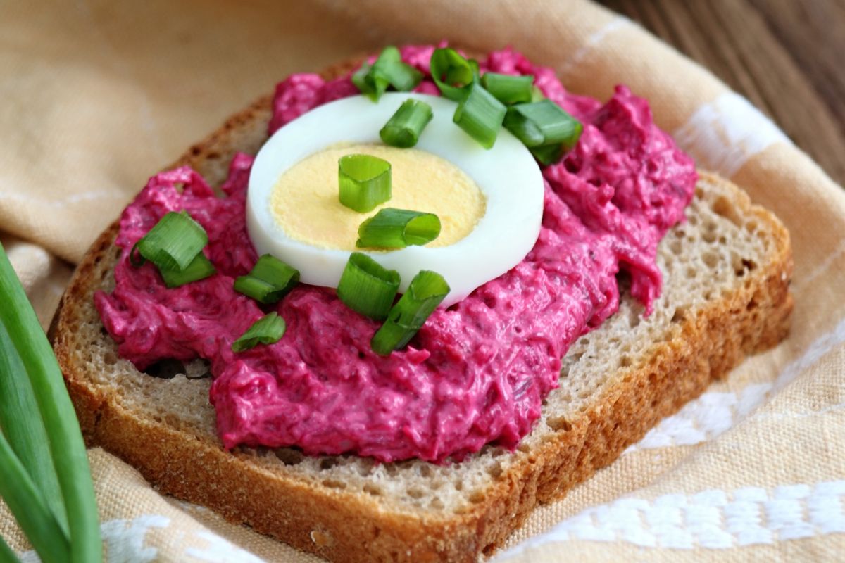Blenduję z serkiem wiejskim i nakładam na pieczywo. Ma dużo białka i z powodzeniem zastępuje masło