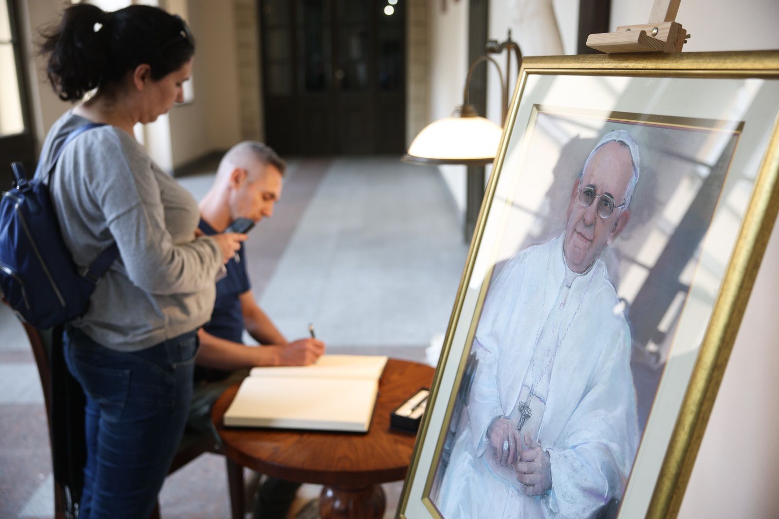 Papież miał krwotok? Neurolog wyjaśnia, co się działo się nad ranem