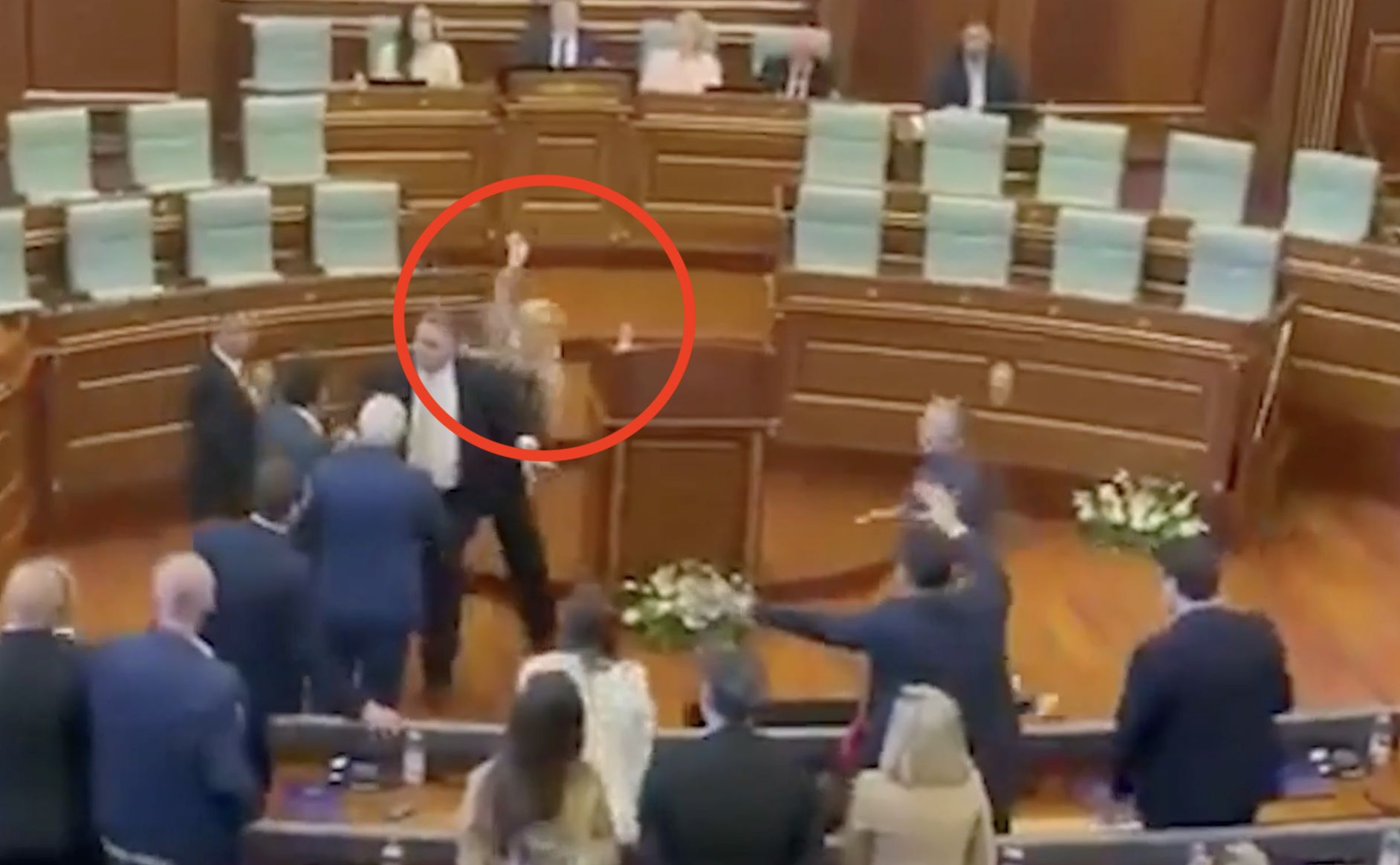 Awantura w parlamencie Kosowa. Premier Albin Kurti obrzucony jajkami