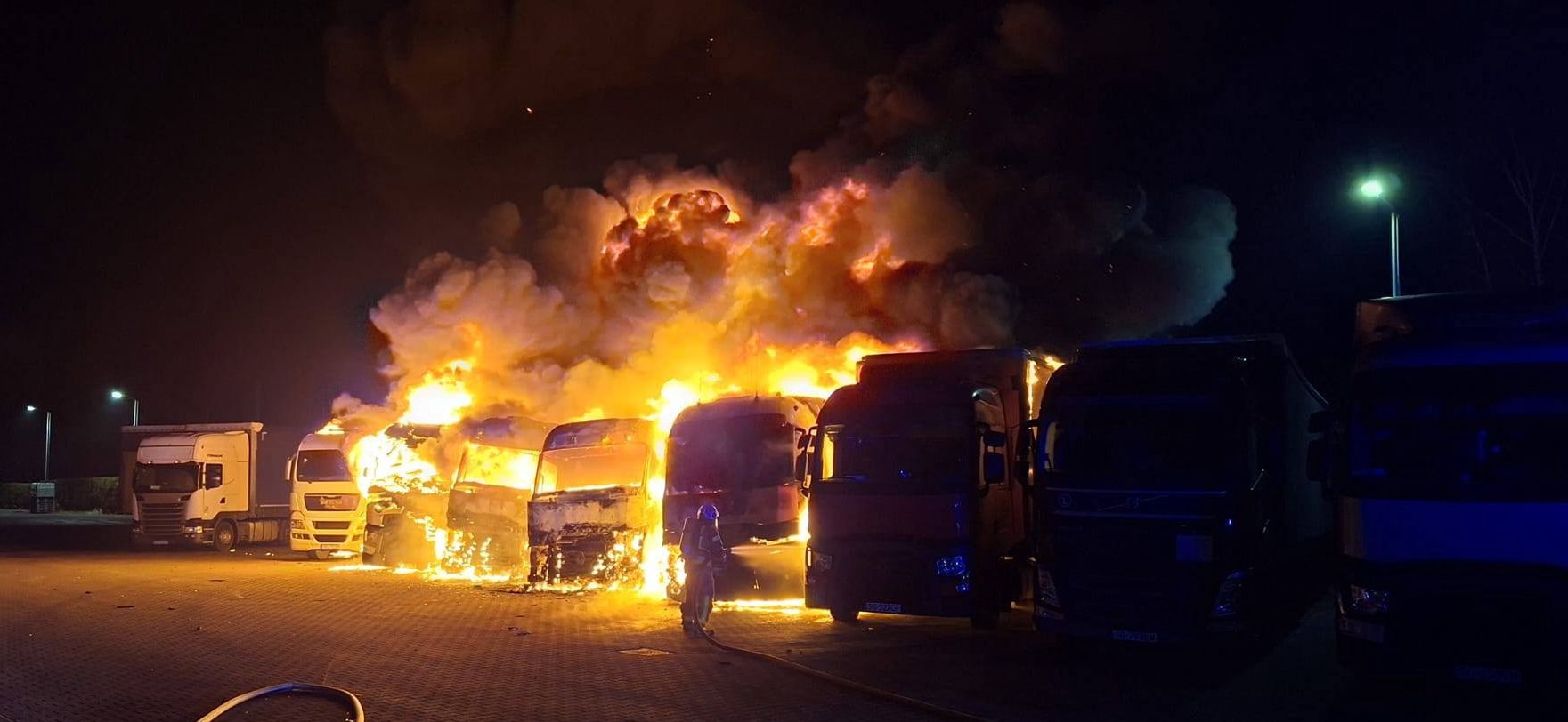 Ogromny pożar w komisie samochodowym. Straty idą w setkach tysięcy