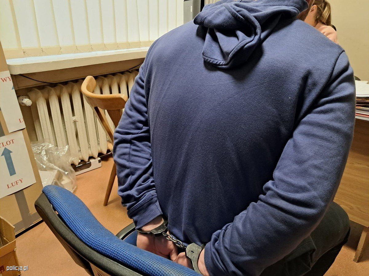 Atakował przechodniów i ratownika medycznego. 37-latek z zarzutami