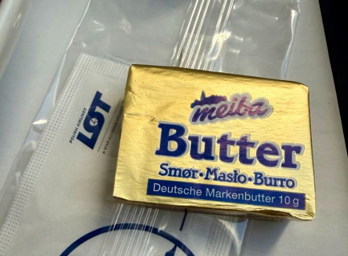 "Za Tuska podają niemieckie masło". Odpowiedź LOT ws. afery maślanej