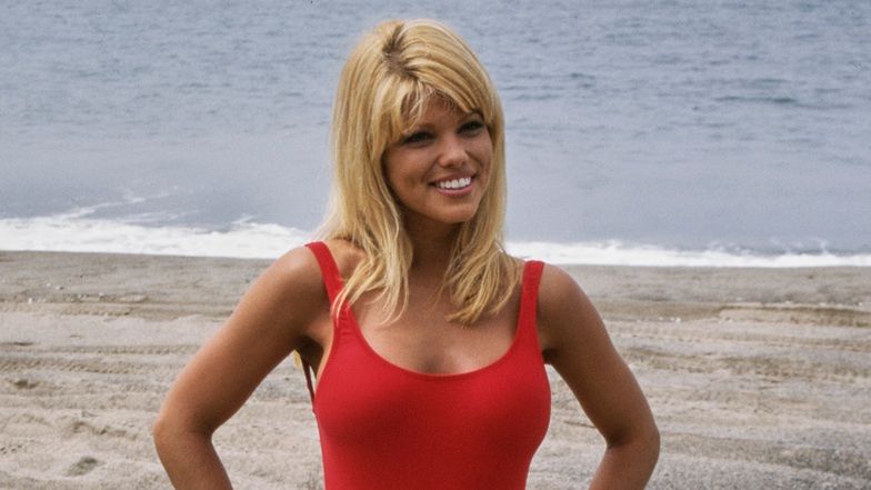 57-LETNIA Donna D’Errico pozuje w kultowym kostiumie ze "Słonecznego patrolu" i szokuje fanów: "Nadal wyglądasz wspaniale"