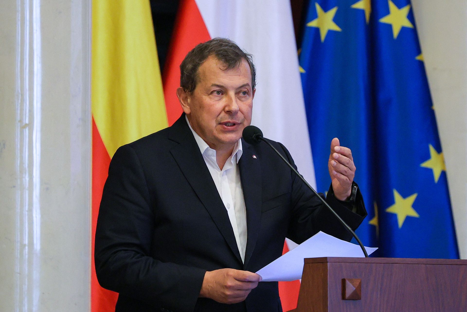 Zablokował nocną prohibicję. Sam alarmował o libacjach