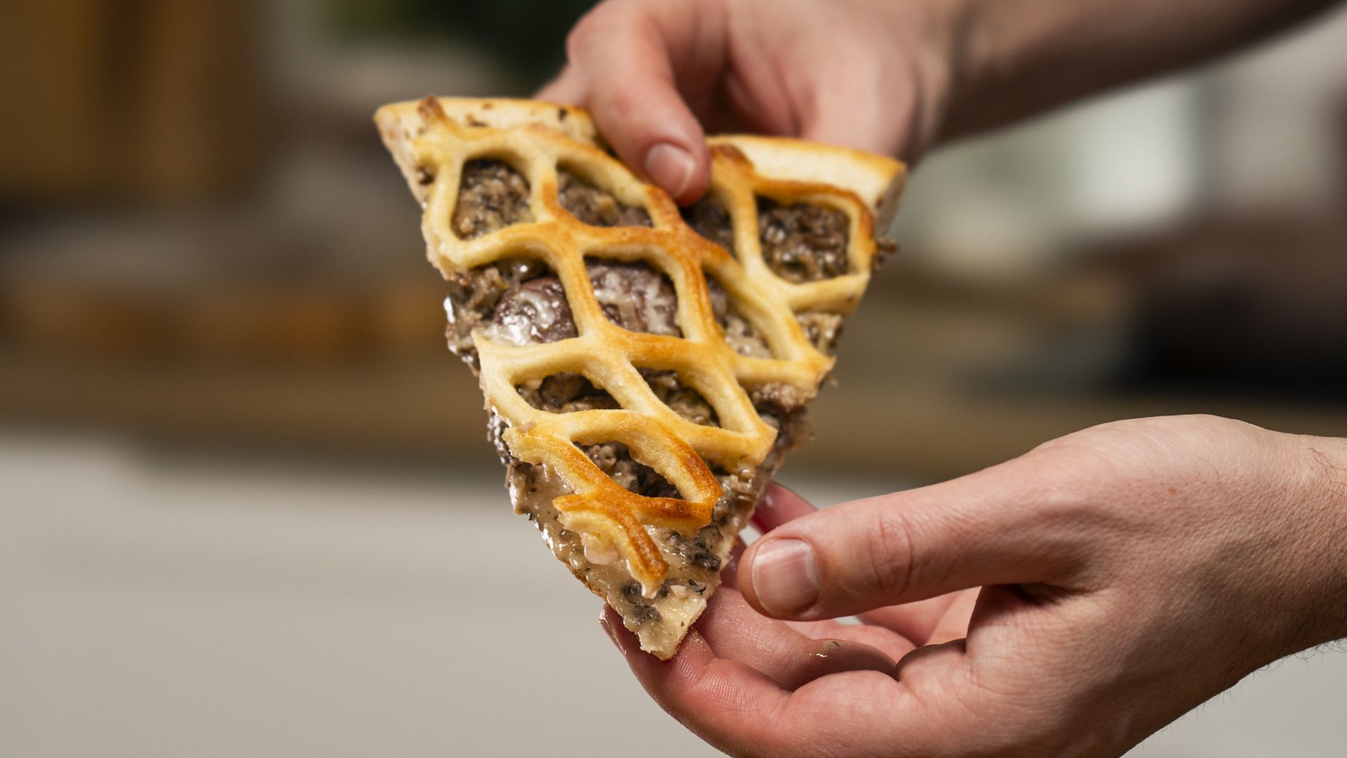 To nie jest zwykła pizza. Choć łamie dobrze znane zasady, smakuje jak z najlepszej restauracji