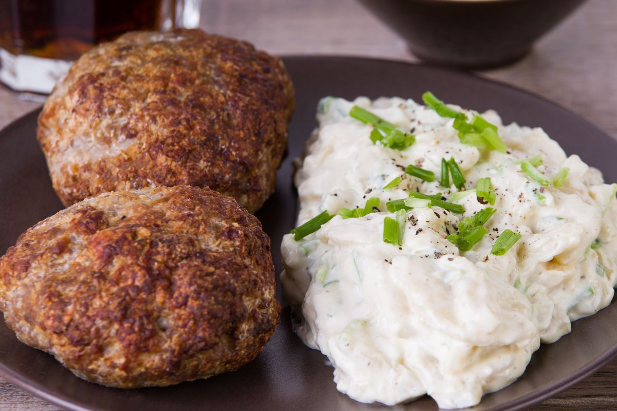 Ścieram na dużych oczkach i dodaję do mięsa. Po chwili mam górę kotletów poznańskich