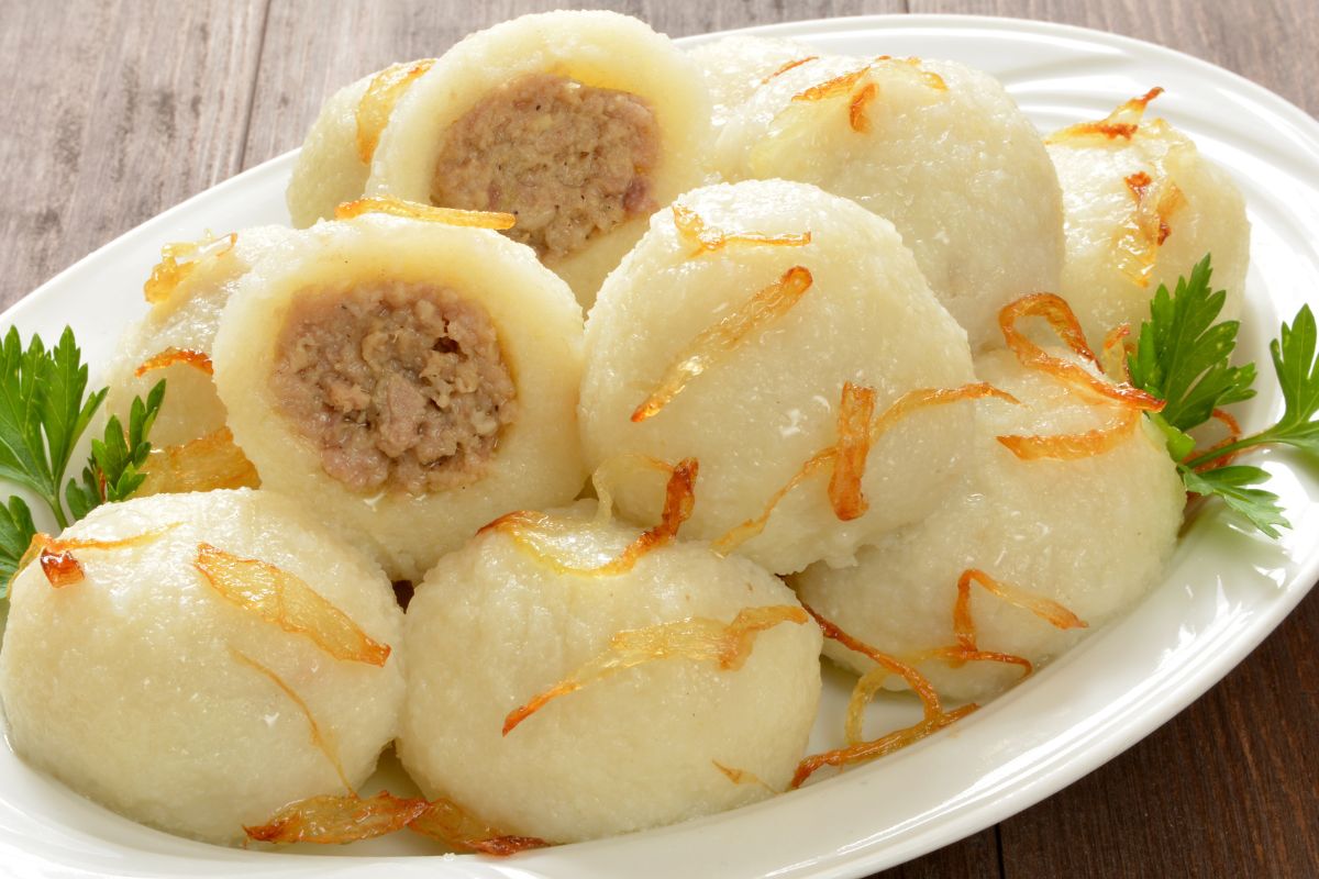 Przepis na tradycyjne pyzy z mięsem. Nikt nie prosił, każdy potrzebował