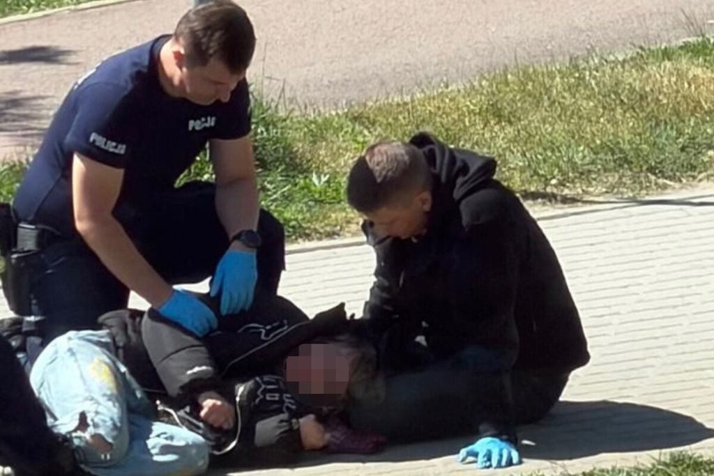 18-latek leżał przed komisariatem. W telefonie była ważna informacja