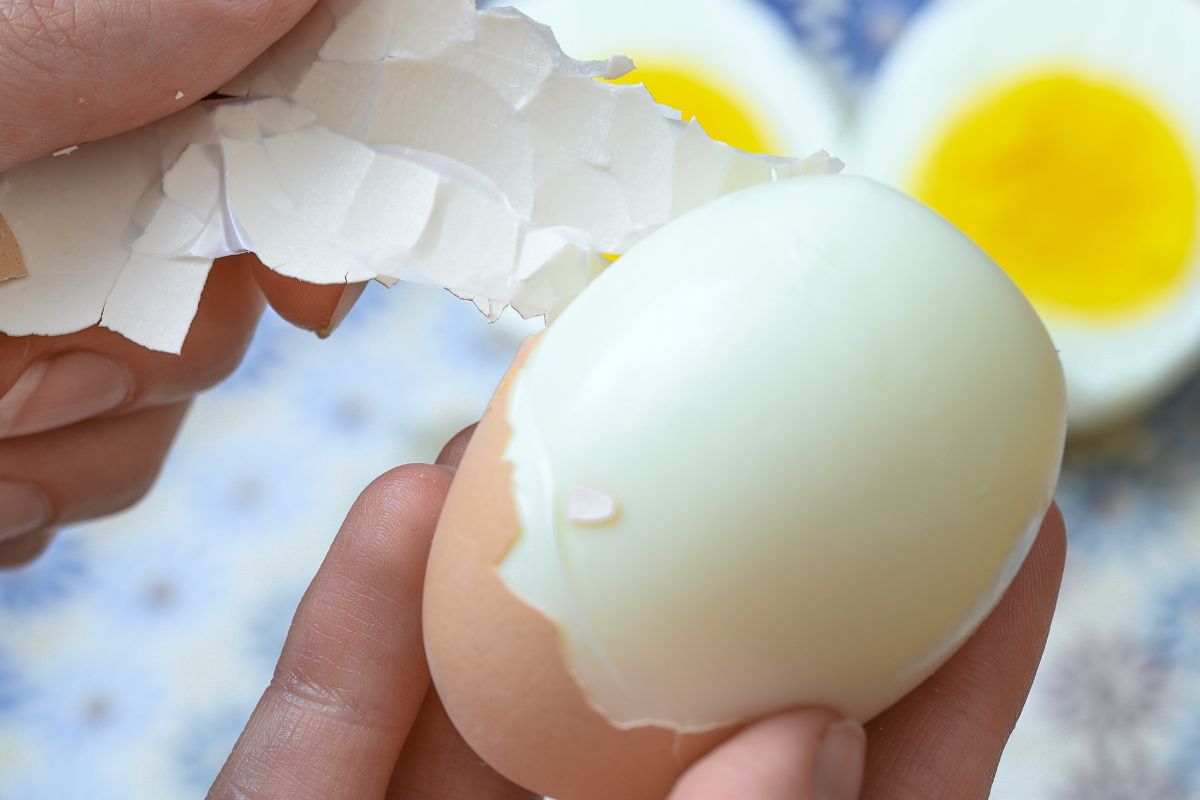 Tak w mig obierzesz jajka. Skorupka schodzi niemal cała