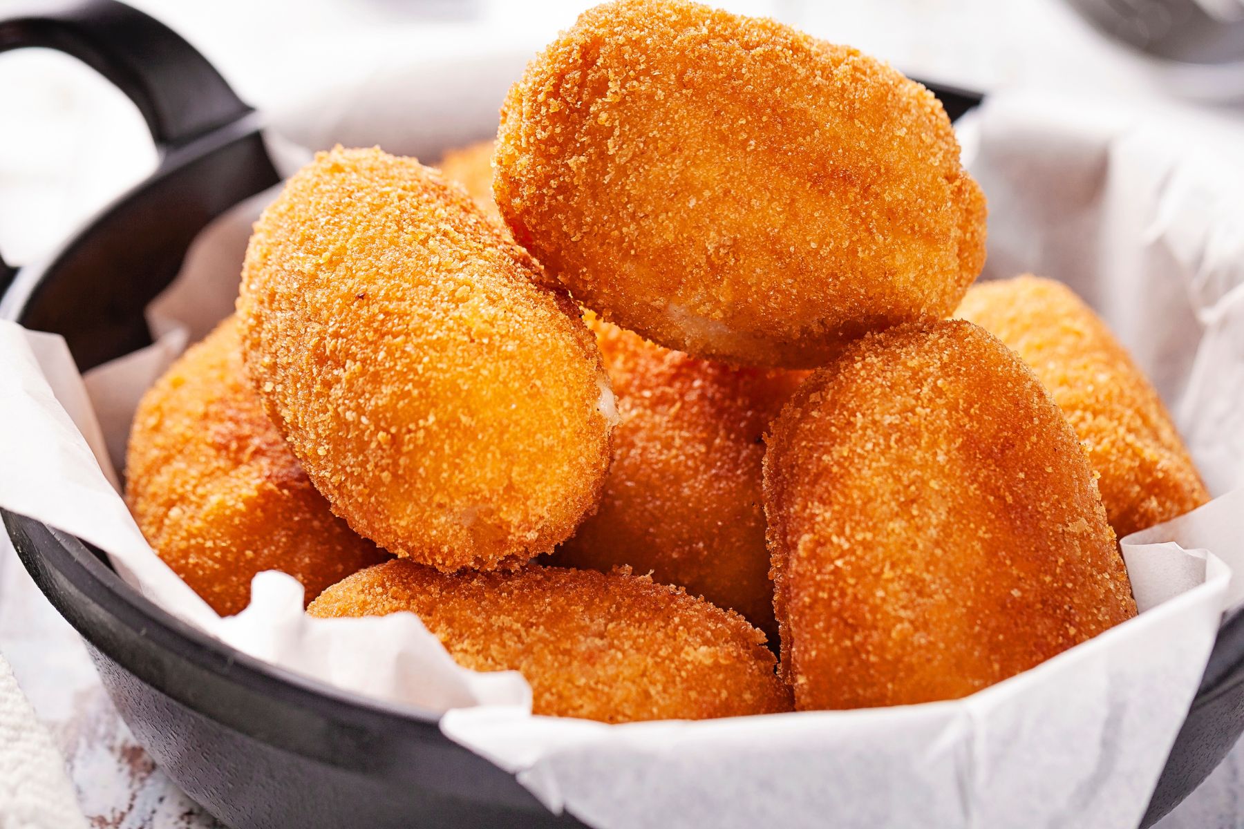 Są chrupiące z zewnątrz i mają kremowy środek. Konkurencja dla zwykłych krokietów