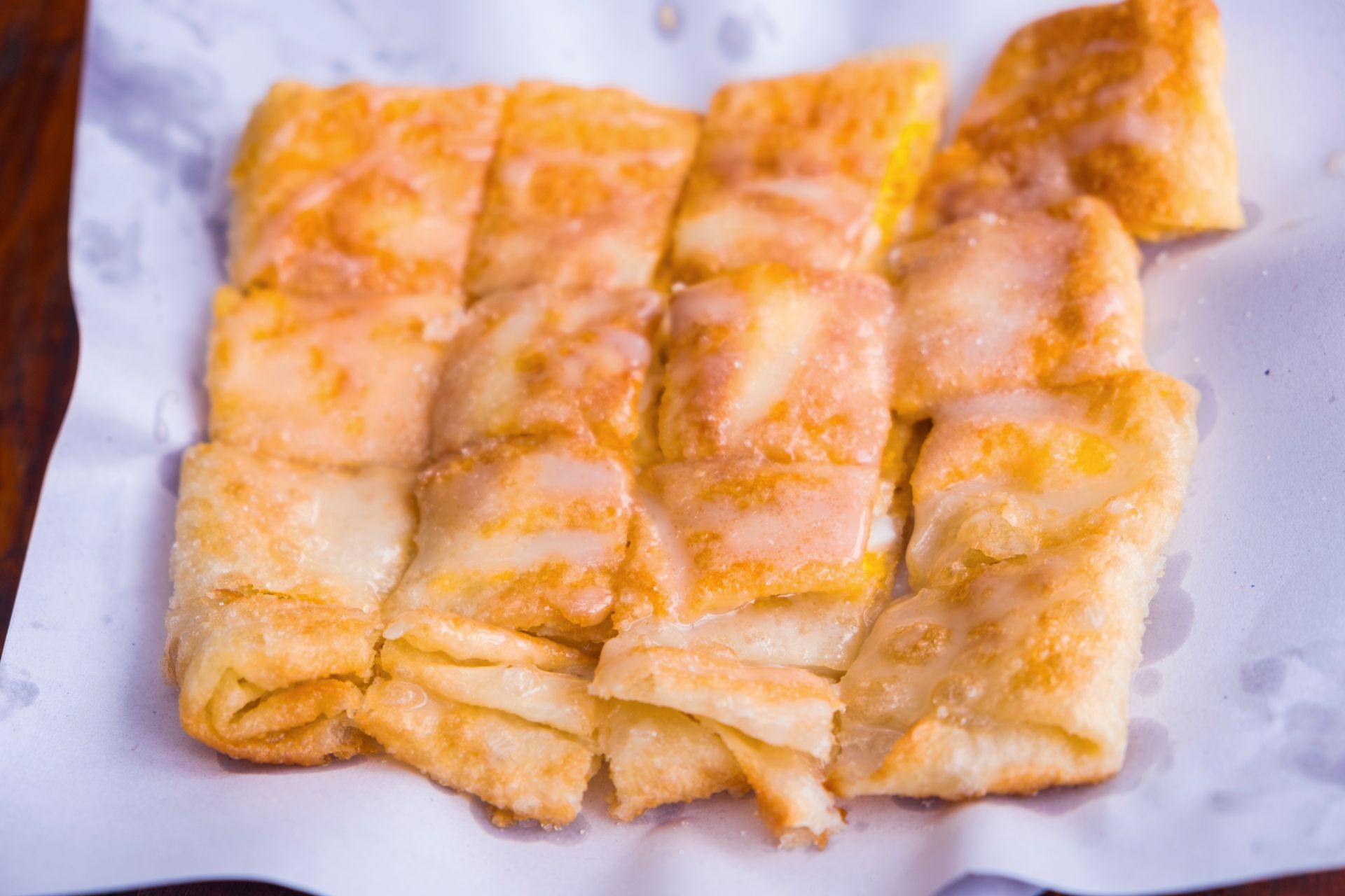 Banany mają już plamy i ciemną skórkę? Nie wyrzucaj, zrób na deser tajskie naleśniki