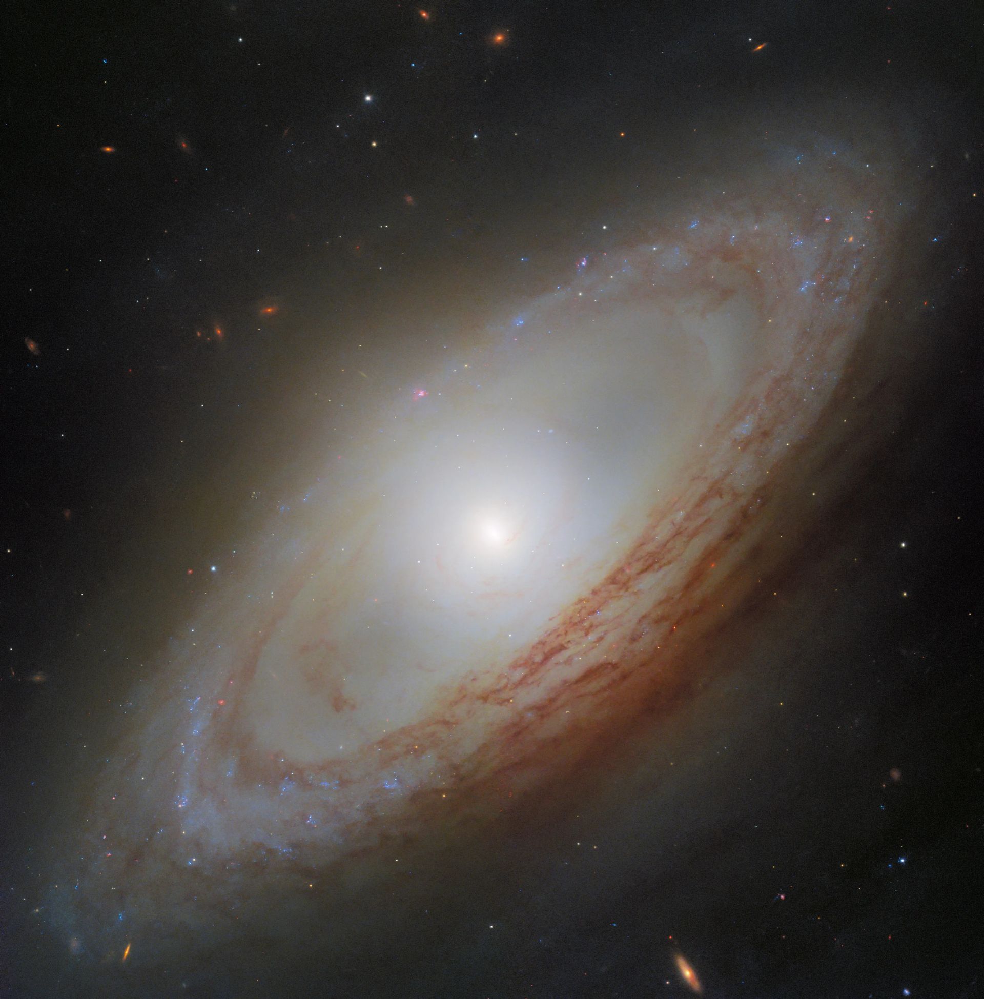 Hubble odkrywa niezwykłą galaktykę. Co się dzieje we wnętrzu NGC 4698?