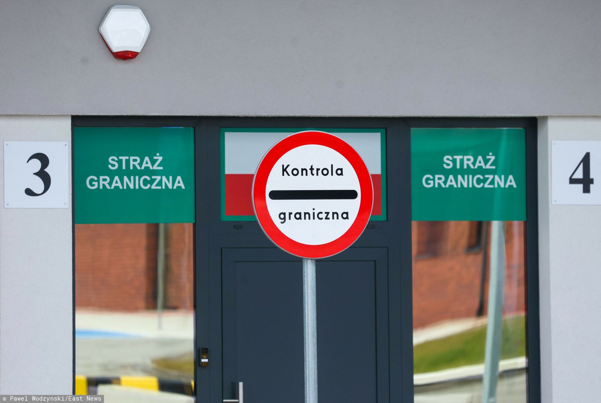 Młodzi mężczyźni wyjeżdżają z Ukrainy. Ruch na przejściach