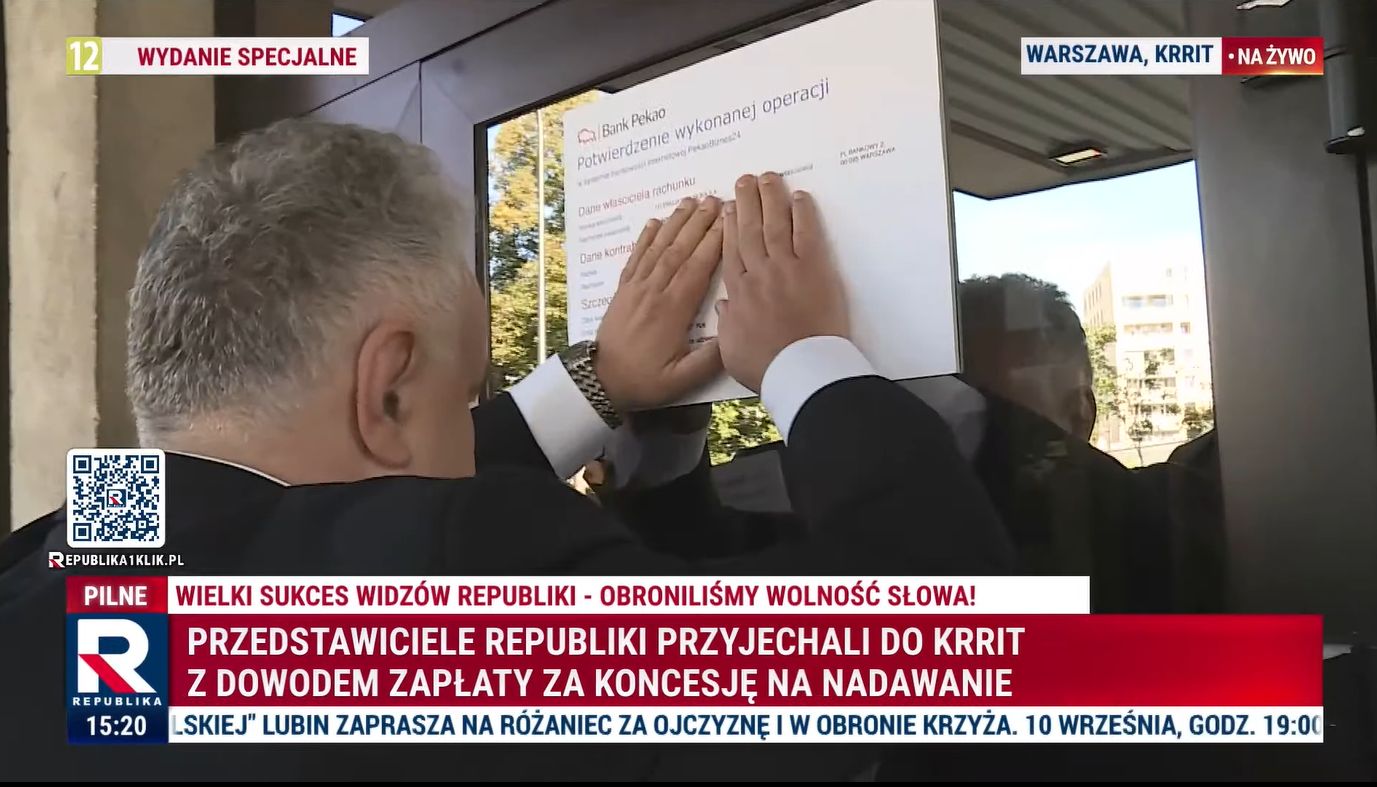 Władze Republiki przykleiły kopie przelewów do drzwi KRRiT