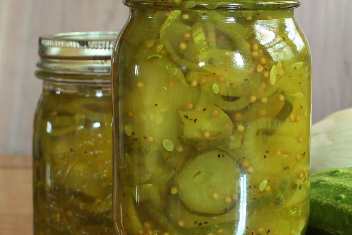 Kroję w plastry i robię żółtą marynatę. Najlepsze ogórki na zimę do kanapek