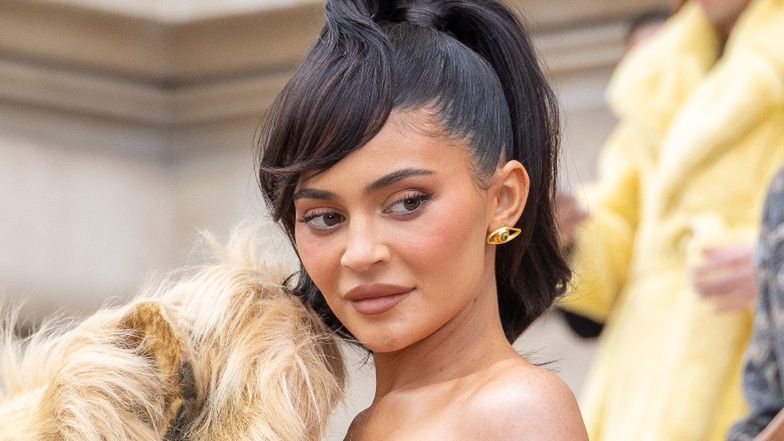 Kolejna pracownica pozywa Kylie Jenner! Miała być NĘKANA przez przełożoną. "Nie wolno patrzeć na Kylie"