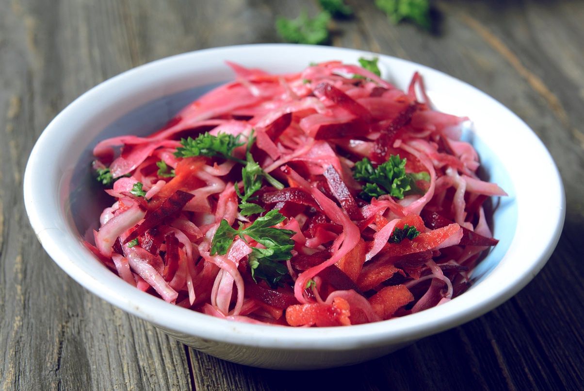 Biorę kapustę, buraki i kilka dodatków. Po chwili mam surówkę, która czyści jelita jak odkurzacz