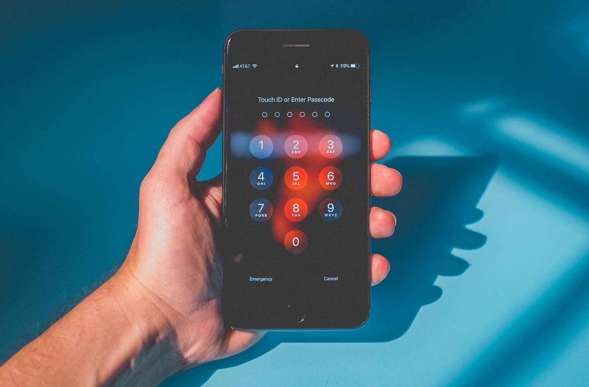 WOC poleca Poradnik bezpieczeństwa. Każdy może pobrać PDF