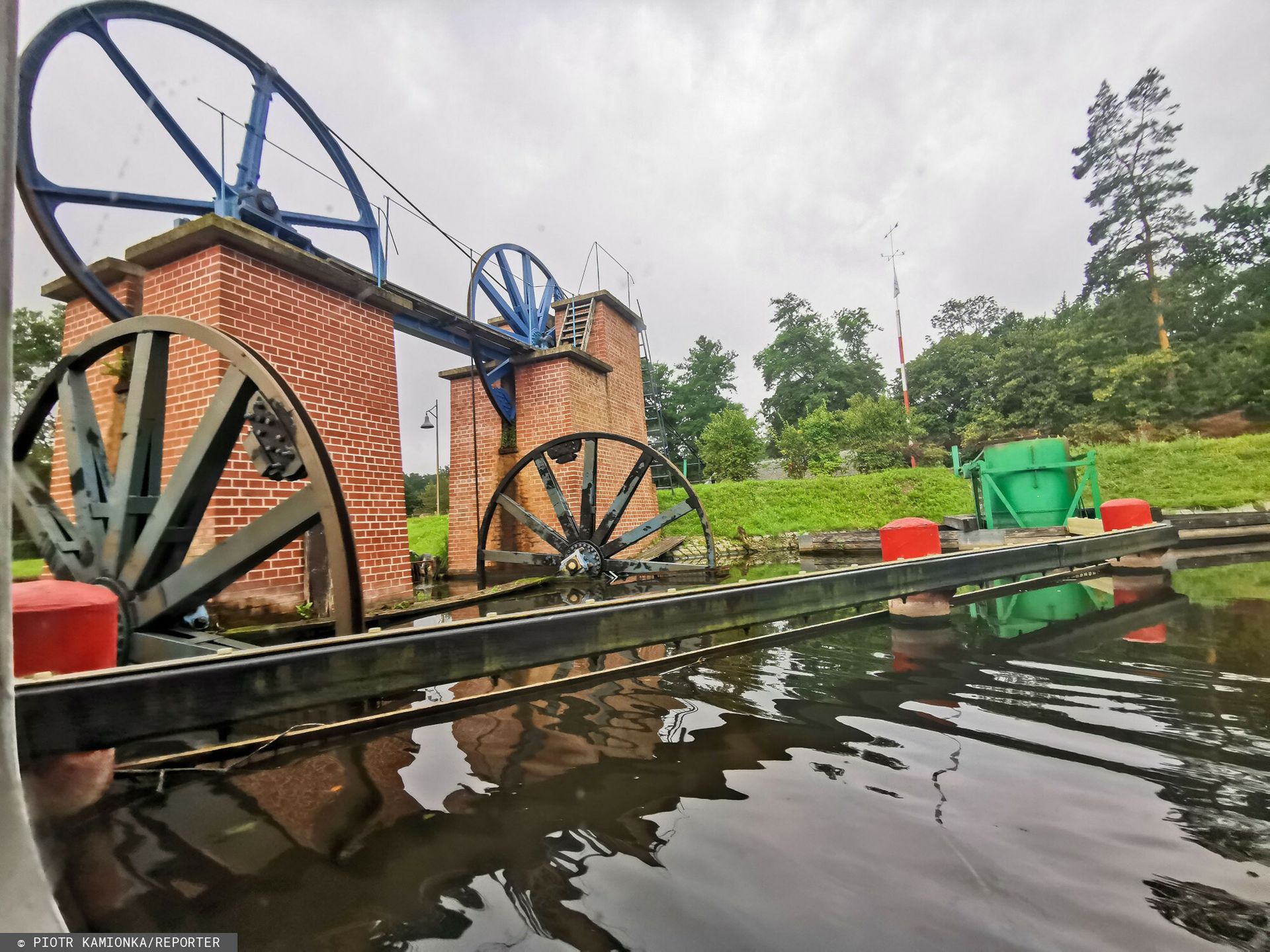 Turyści dewastują wodny zabytek. Kary nie robią wrażenia na piratach