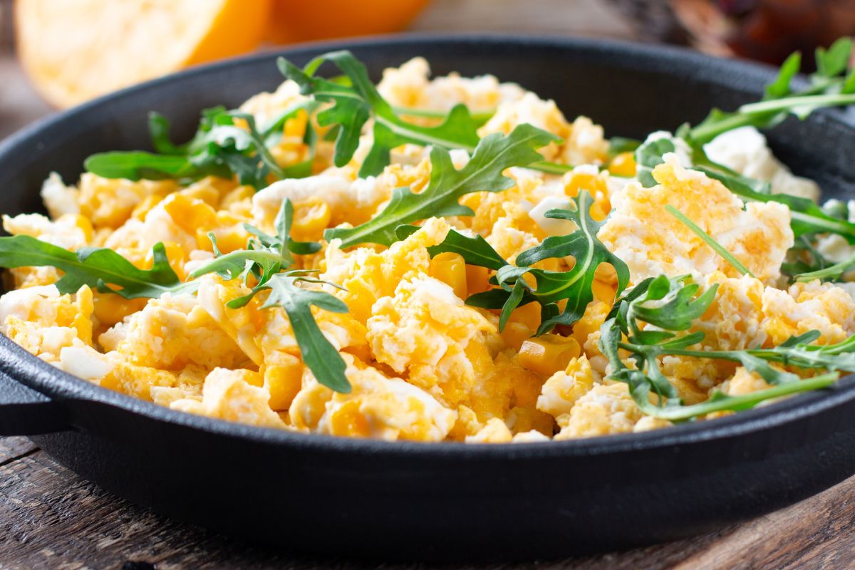 Jajecznicę smażę po włosku. Jest smaczniejsza i bardziej kremowa