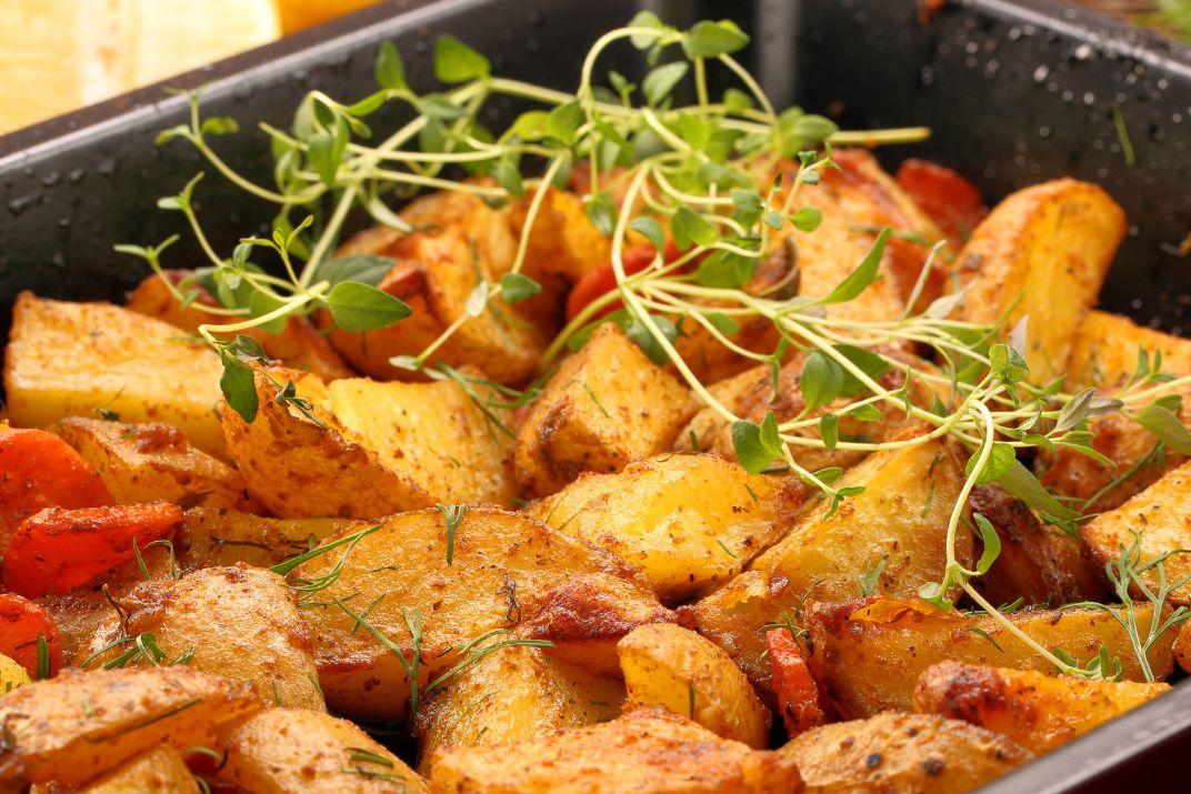 Mieszam i obtaczam w nich ziemniaczki. Mają nieziemsko chrupiącą skórkę i aksamitny środek