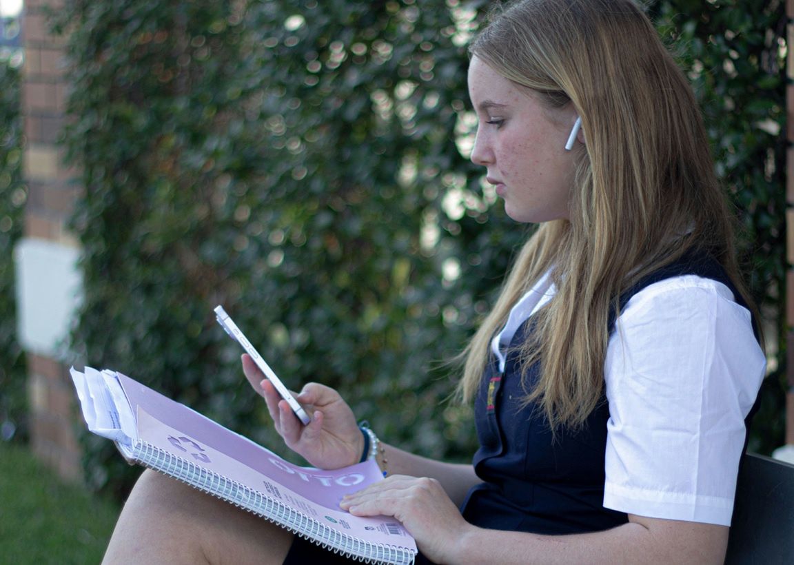 Polacy za zakazem telefonów w szkołach podstawowych. Chcą też blokady social mediów dla młodszych dzieci